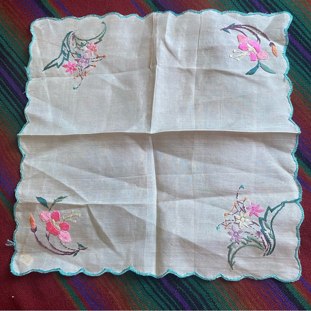 VTG Chinese Silk Handkerchief. Beautiful Hand Embroidery. Rare. Great Condition